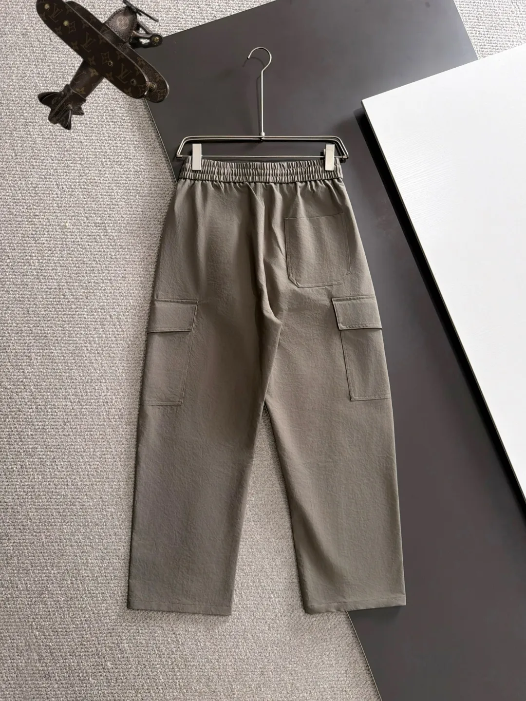 Next day shipment P195 Balenciaga High Quality 2026 Autumn and Winter New Arrival elastic band casual pants, counter-customized fabrics, Breathable, high comfort, impeccable details, brand element design concept, reflecting high quality. It feels delicate and soft! It presents a casual cut and the upper body shape is great! Sizes:S-3XL